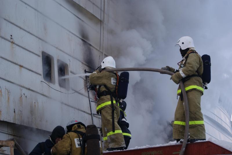 По предварительной информации, причиной пожара могло стать неосторожное обращение с огнем