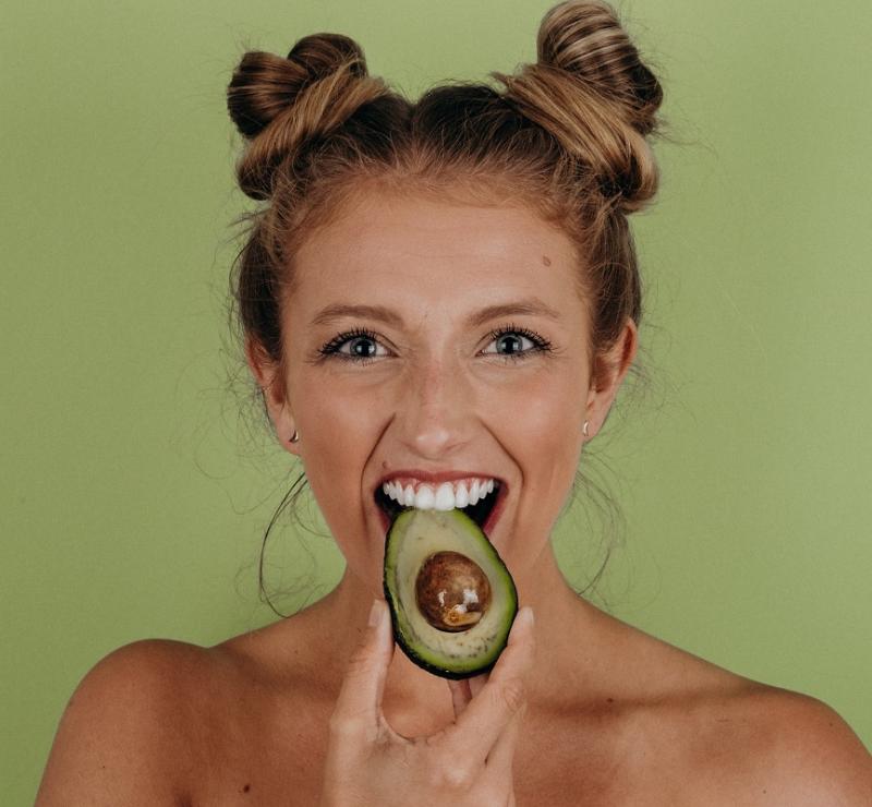 Девушка с авокадо