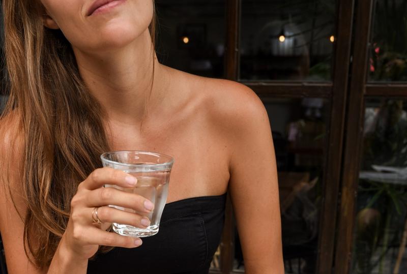 Женщина со стаканом воды