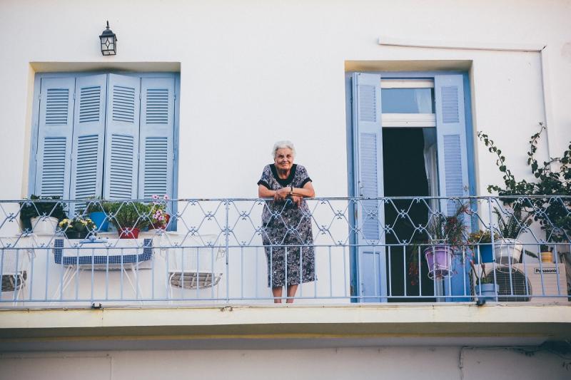 Пожилая женщина на балконе