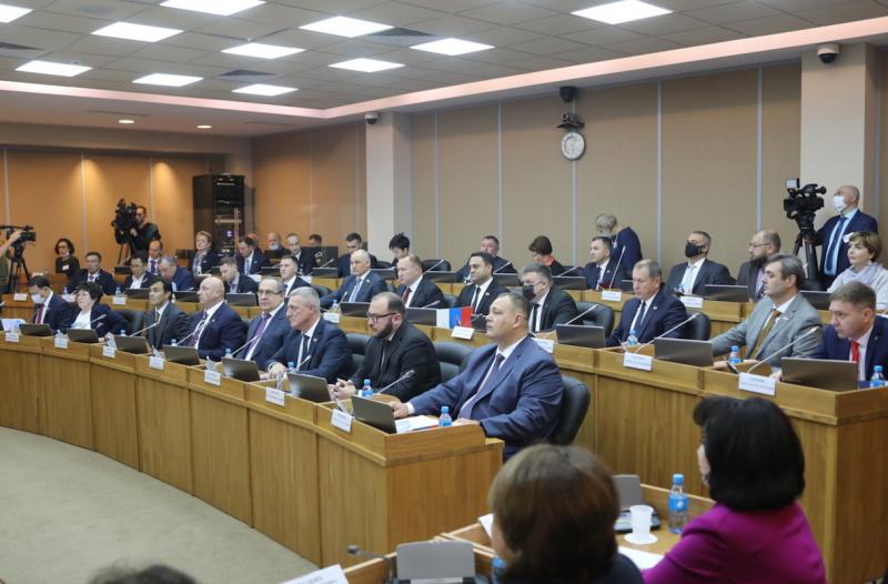 Единороссы удержали большинство в комитетах краевого парламента