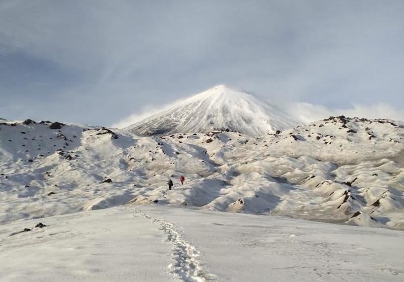 Из-за высокой опасности схода лавин, спасатели работают у подножия вулкана