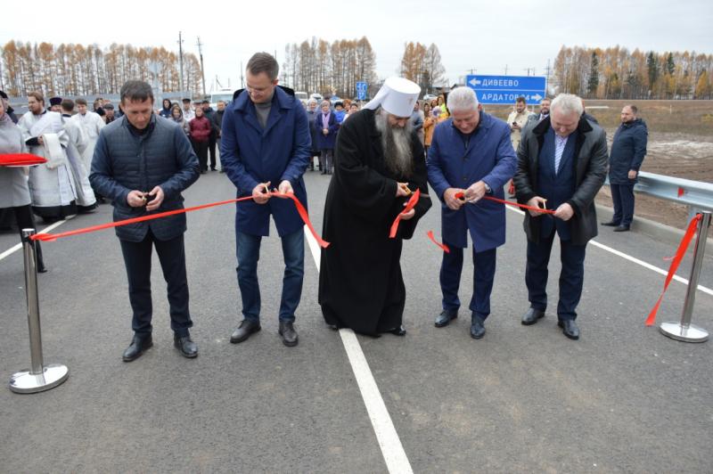 В торжественном открытии дороги приняли участие представители власти и РПЦ