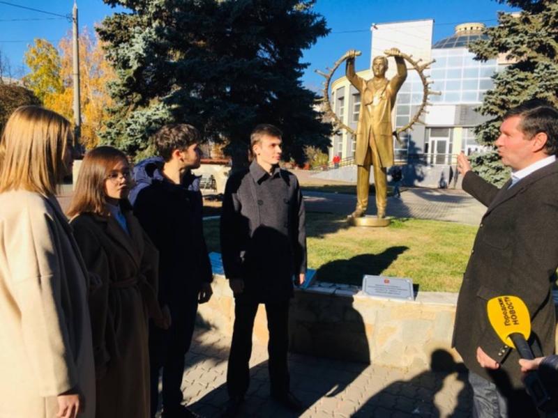 Депутат ЗСО Сергей Буяков рассказал студентам о памятнике подвигу медиков