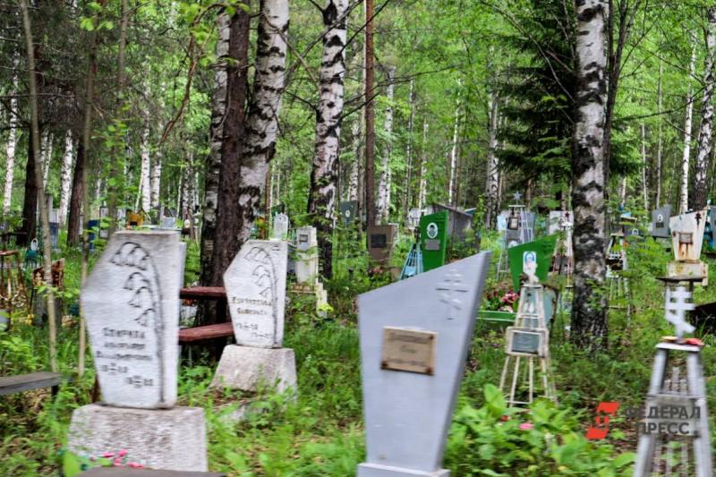 В Челябинске неизвестные разгромили надгробия на Митрофаноском кладбище