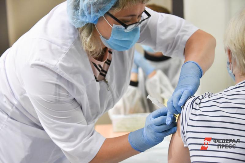 Власти вакцинируют треть свердловчан