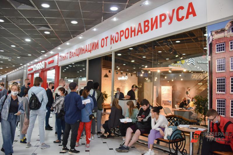 Жители Челябинска пытаются успеть поставить прививку накануне локдауна