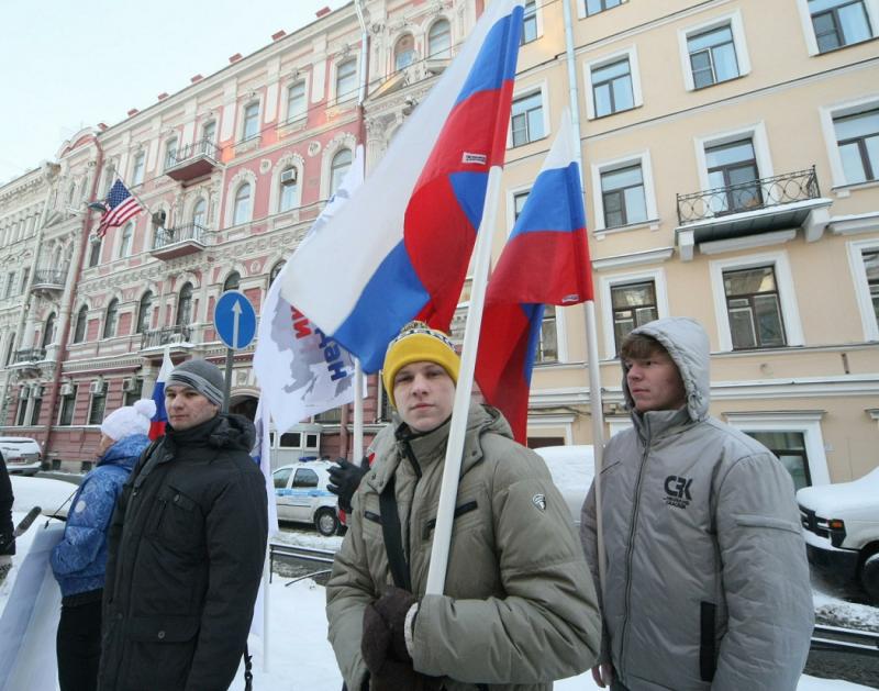 россияне на фоне консульства США в Санкт-Петербурге