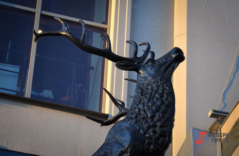 Неизвестные сломали парковые скульптуры оленей в Березовском