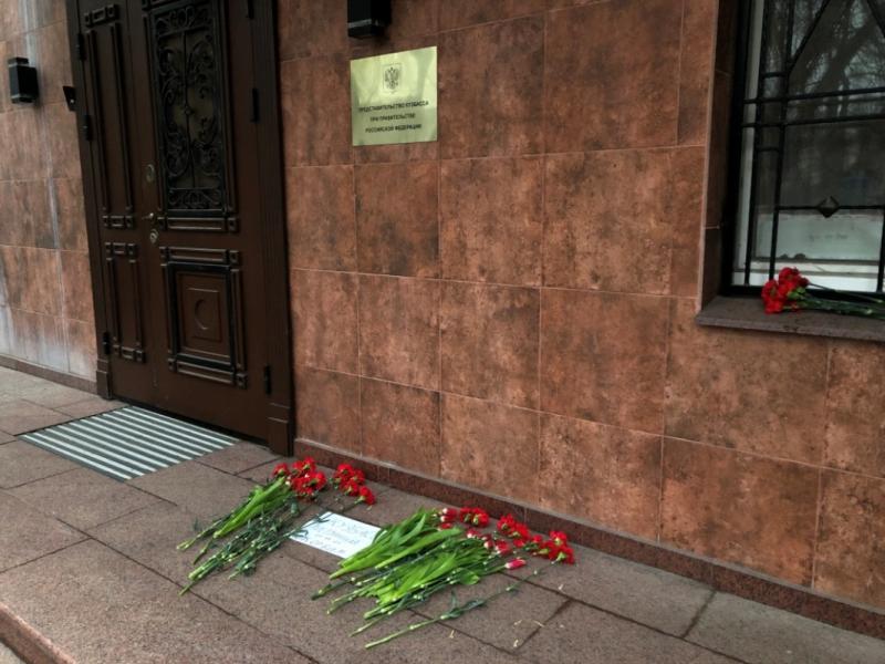 Стихийный мемориал возле представительства Кемеровской области в Москве