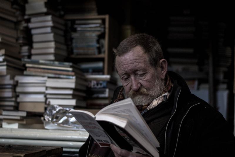 Пожилой мужчина читает