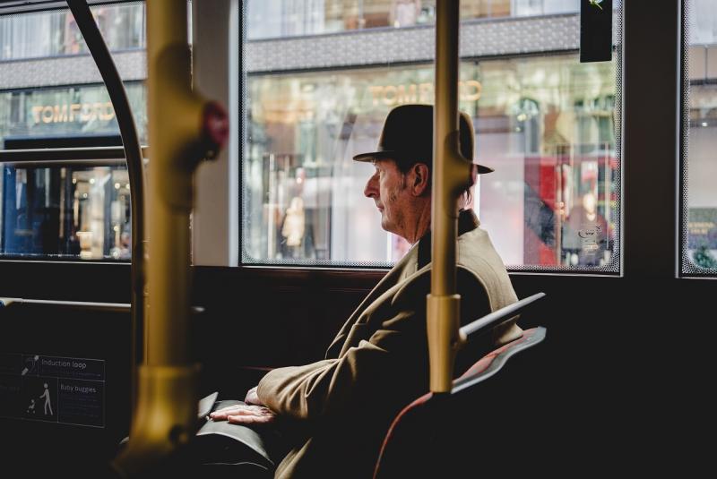 Пожилой мужчина в автобусе