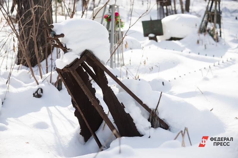 В Челябинске на Митрофановском кладбище снова разгромили надгробия