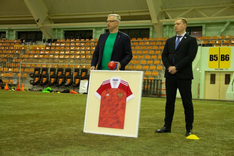 Подарки начинающим футболистам передал глава Уральского Сбера