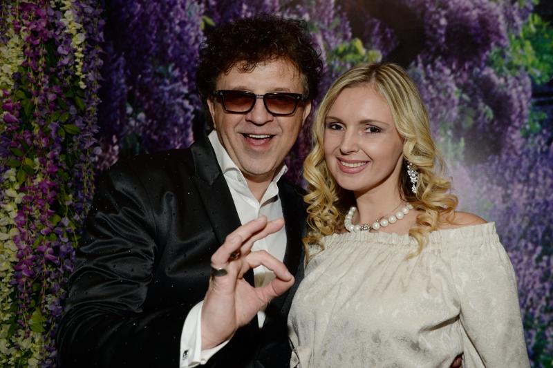 рома жуков с женой