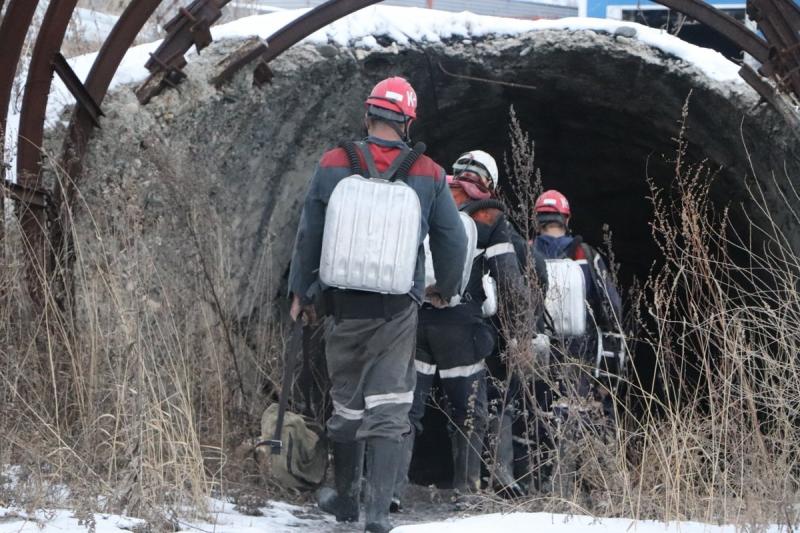 Спасатели спускаются в шахту