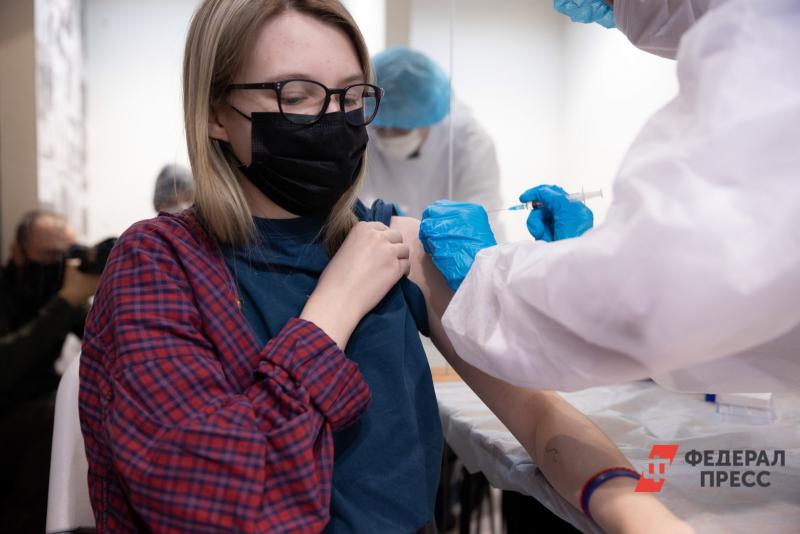 Вакцина для подростков поступит в Кемеровскую область уже в 2022 году