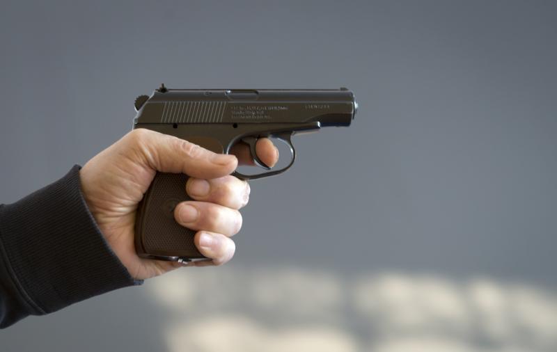Мужчину ранили из травматического пистолета в ТЦ в Москве