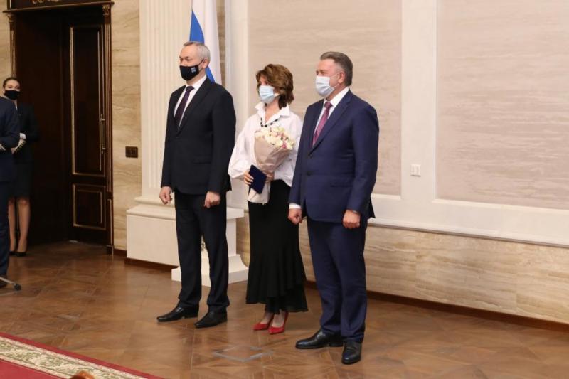 Лучших жителей Новосибирской области наградили за заслуги перед регионом