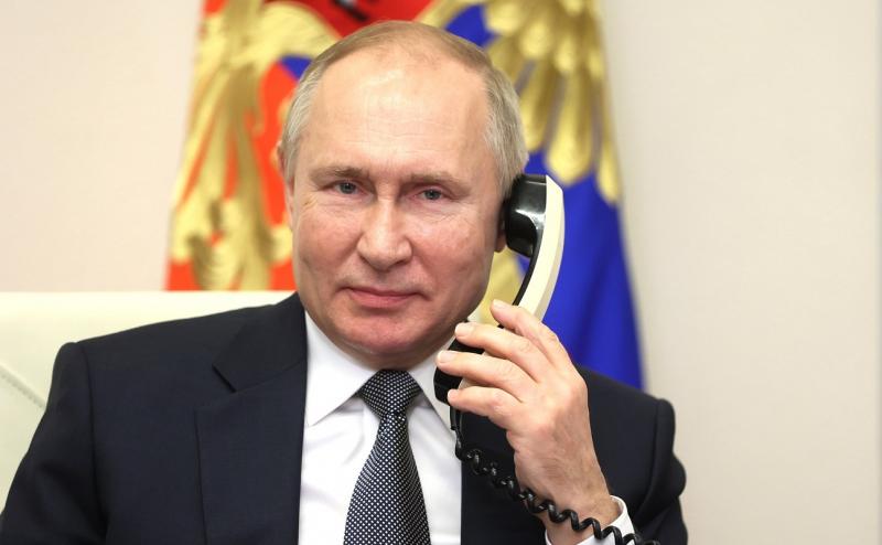 Путин у телефона