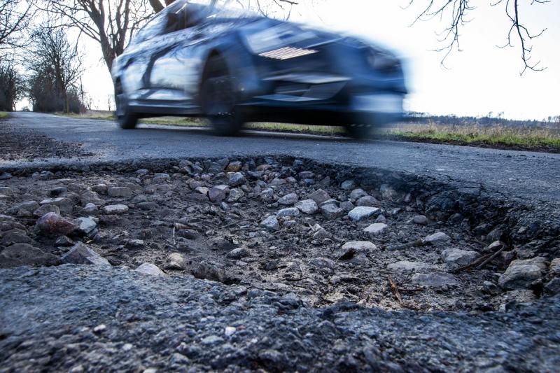 Самостоятельный ремонт дорог распространен во всей стране