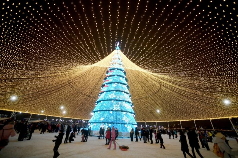 Казанская ель украшена сотнями светящихся гирлянд