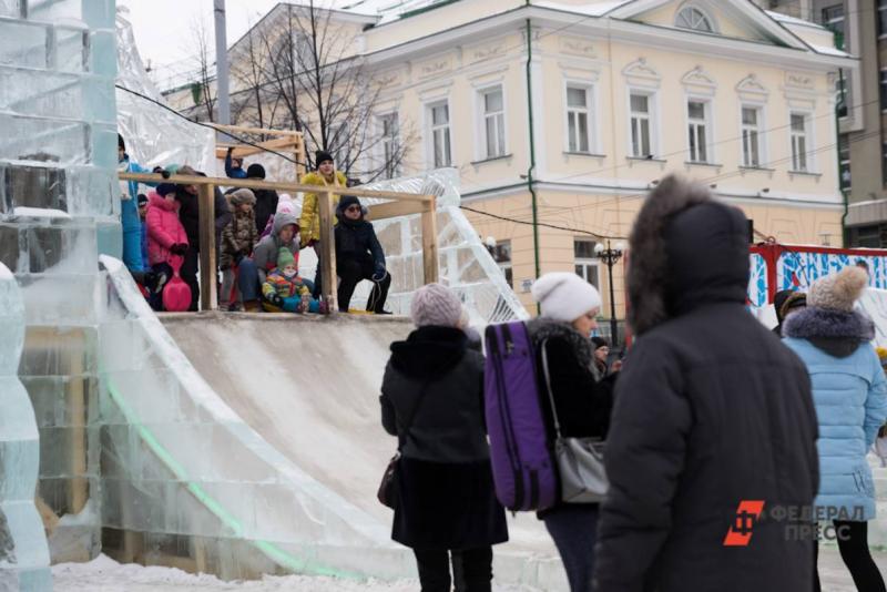 Родителей пригородного поселка под Челябинском удивил съезд с детской горки