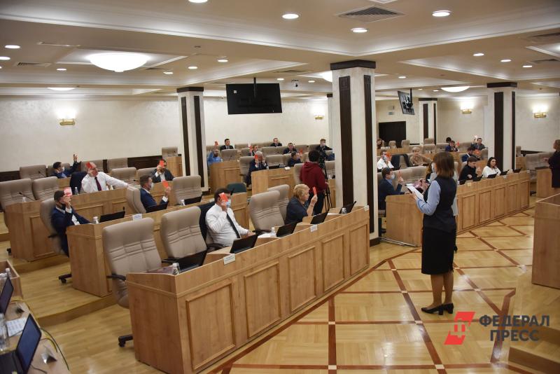 Депутаты Екатеринбургской думы до сих пор голосуют поднятием руки