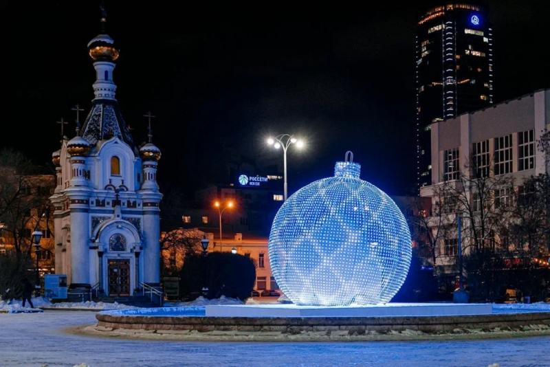 Светящиеся шары создают предновогоднее настроение на улицах Екатеринбурга