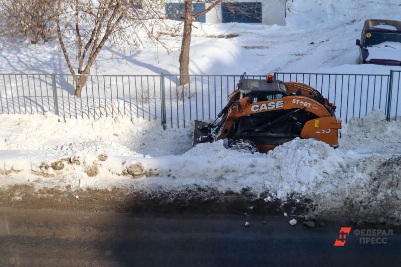 С последствиями снегопада во Владивостоке еще борются