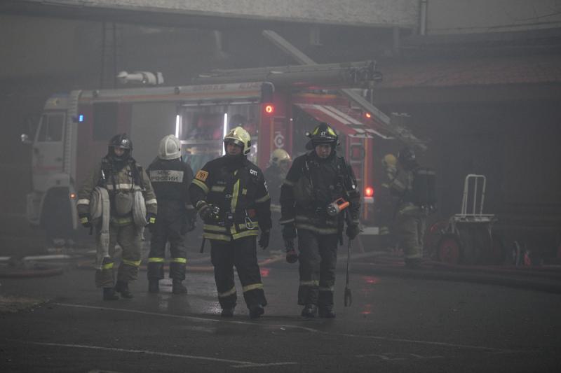 Пожар на корвете тушат 89 человека
