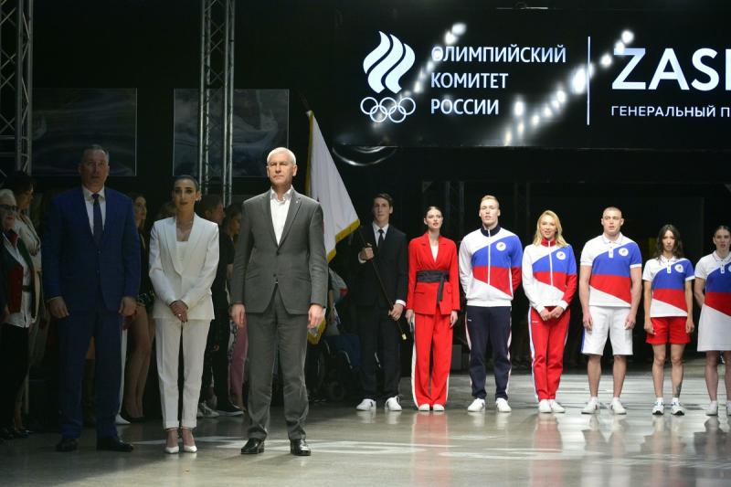 В новой форме отсутствуют флаг и герб России