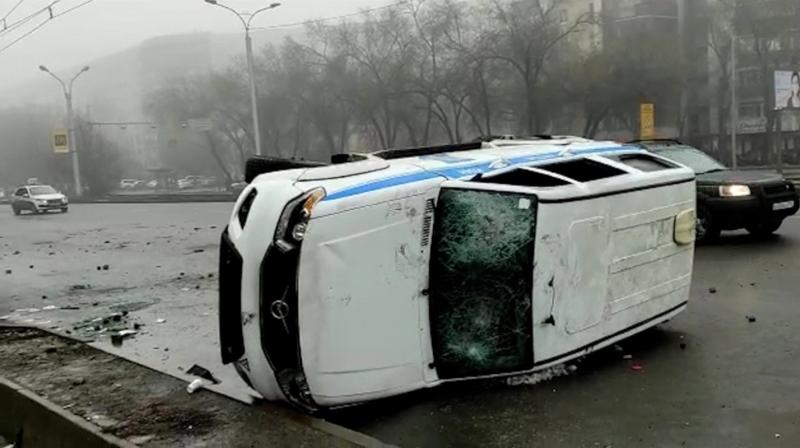Перевернутая машина на улице в Алма-Ате
