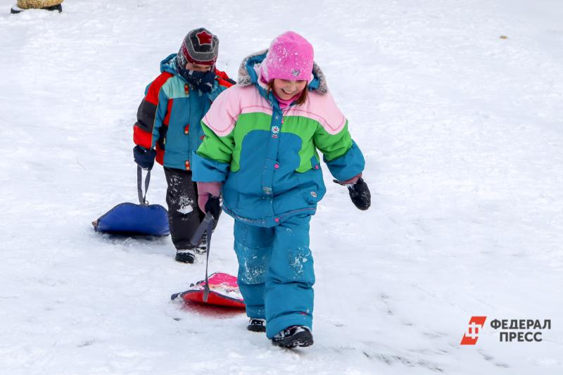 Дети обожают зимние забавы, даже если они стихийные