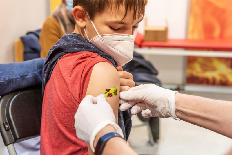 Гинцбург призвал вакцинировать детей от ковида
