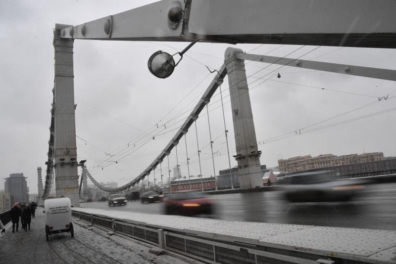 Мужчина залез на конструкцию Крымского моста в столице