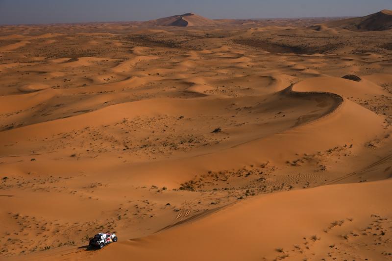 Машина едет по пустыне