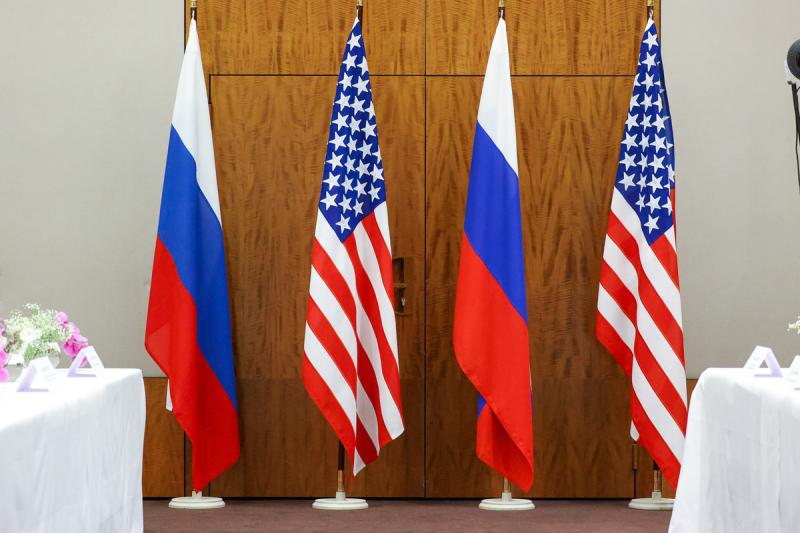 Россияне призывают снять ограничения для дипломатических работников