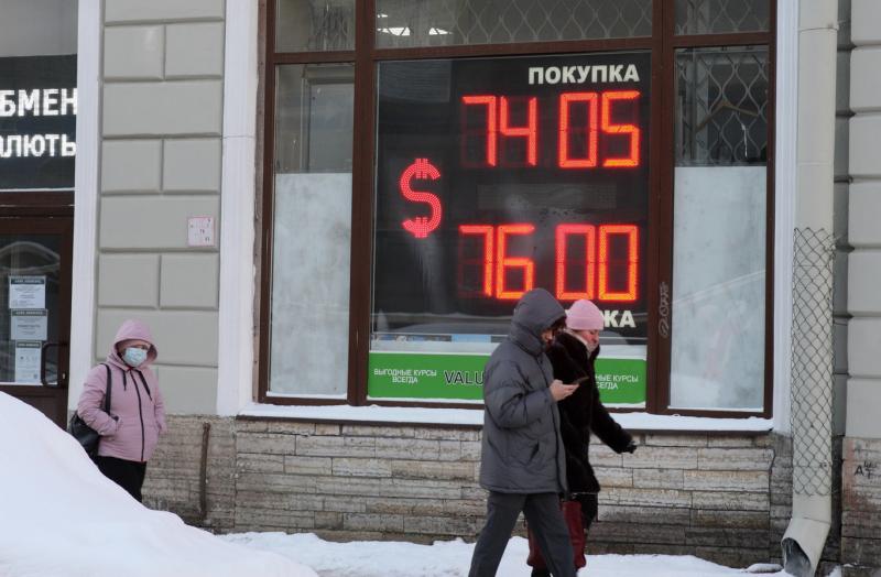 Рубль ускорил падение в отношении доллара и евро
