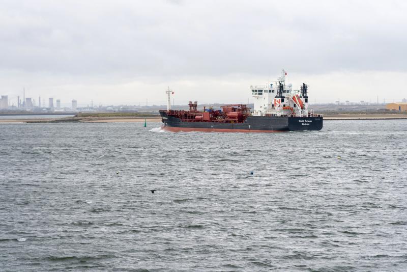 Состоящий из граждан РФ экипаж покинул судно в спасательных жилетах
