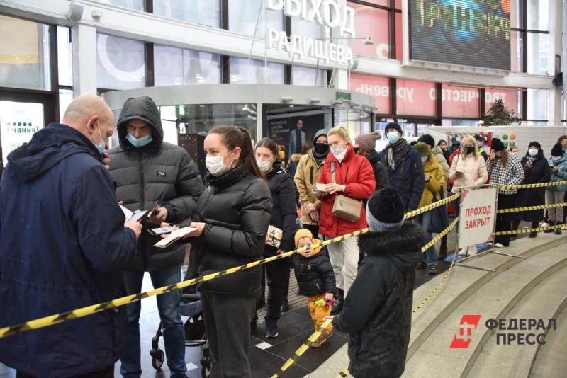 По оценке министра, области пока не грозит возврат к серьезным ограничительным мерам