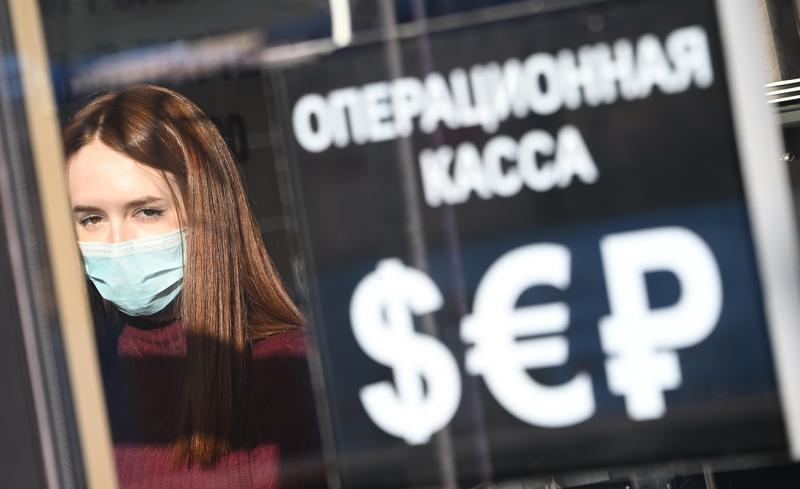 На фоне событий в Донецке тюменцы скупают иностранную валюту в обменных пунктах