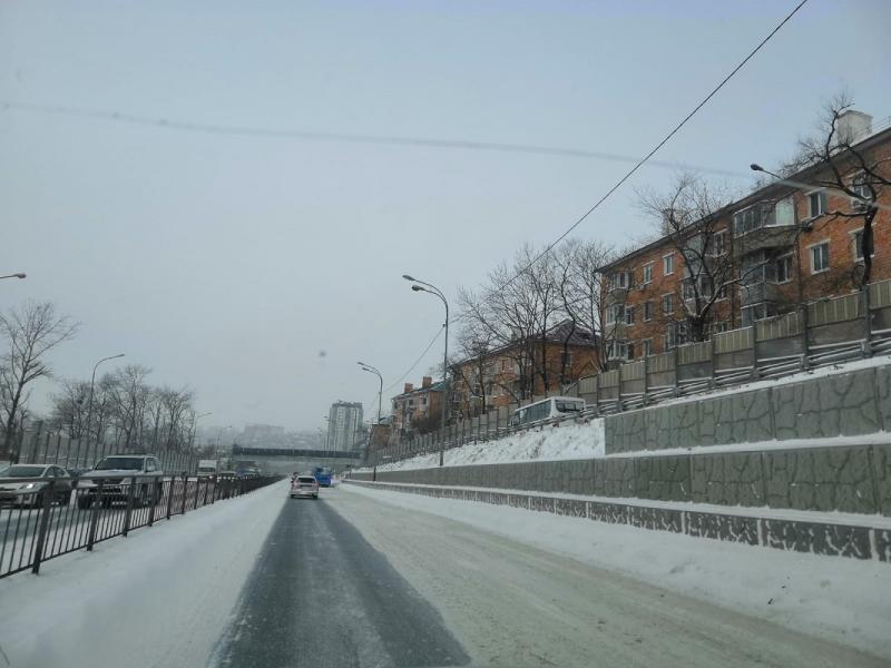 Снегопад второй день подряд ставит Владивосток в пробки