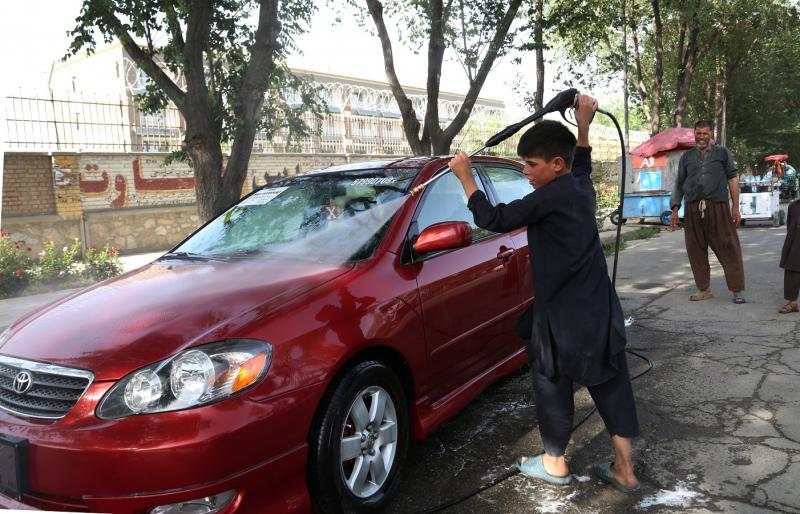 мальчик моет машину
