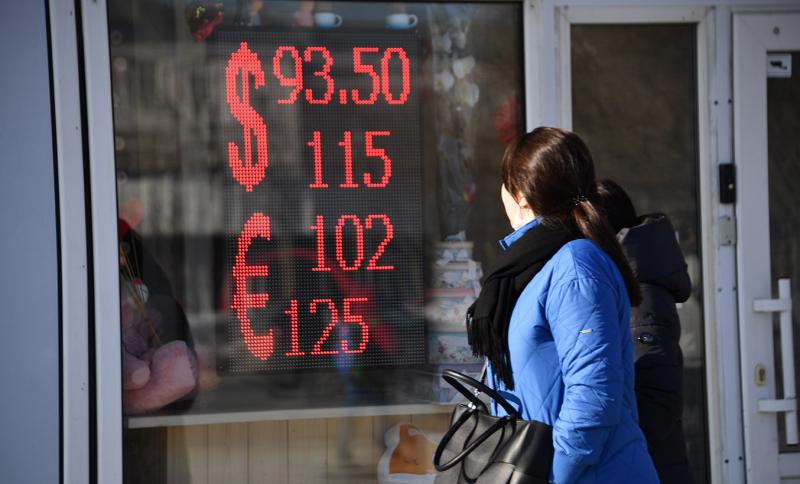Доллар продолжает дорожать в Приморье