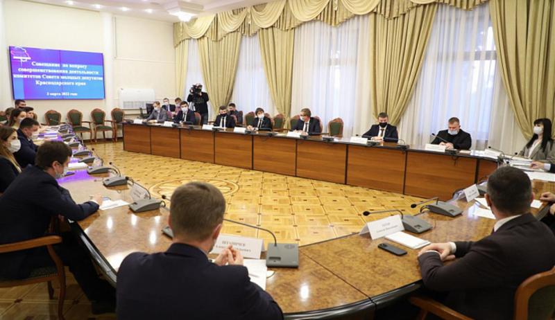 Юрий Бурлачко провел традиционную встречу с председателями комитетов Совета молодых депутатов Кубани