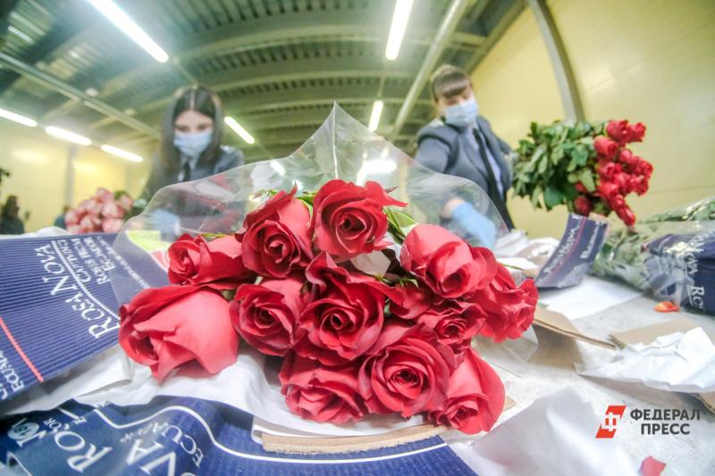 На 8 марта в Краснодаре продают розы и тюльпаны