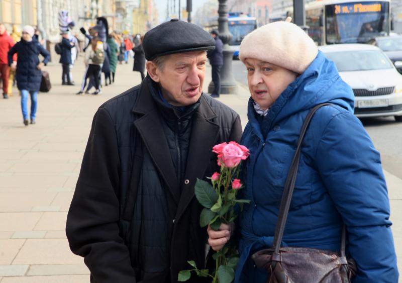 мужчина дарит цветы