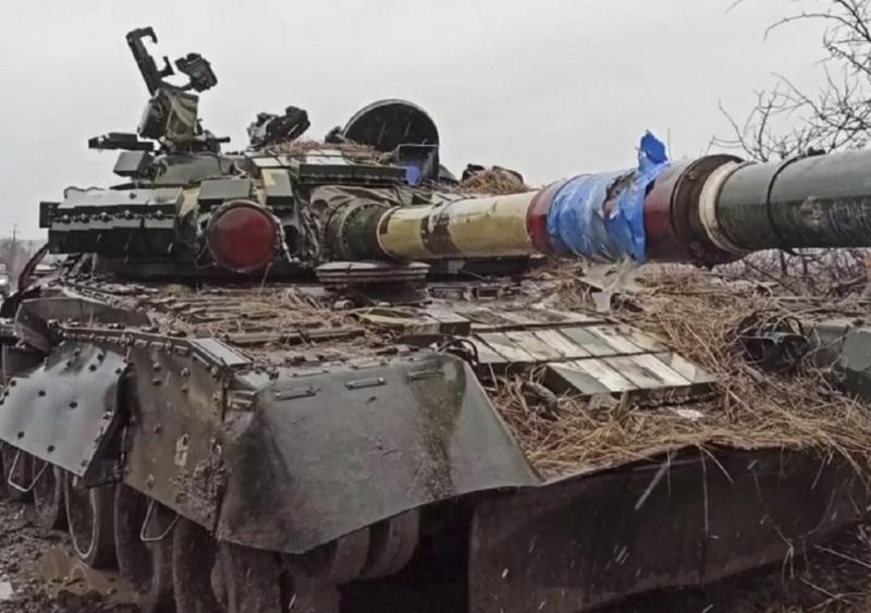 Подбитый танк вооруженных сил Украины
