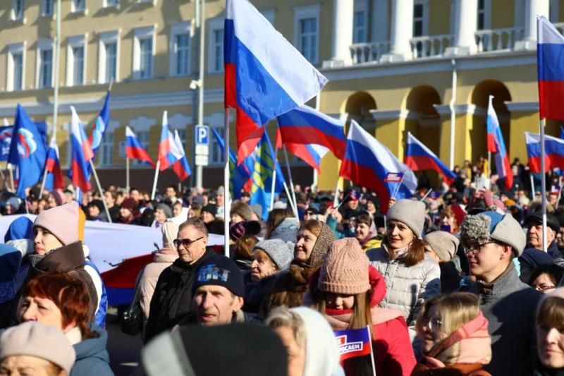 На митинг участники пришли с российскими флагами
